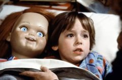 在与警察追逐的过程中嵌入到一个玩具店