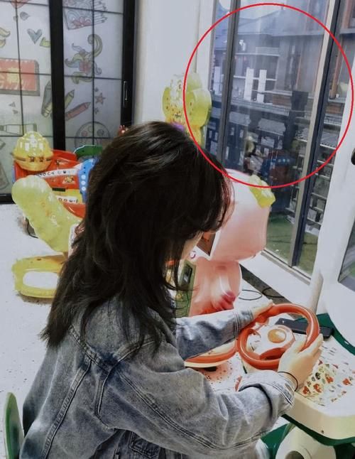 这个装置不仅展示了孩子们的玩具