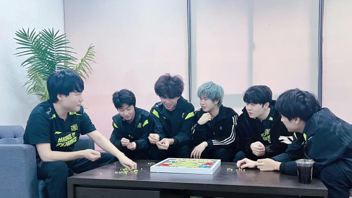 微澜之下，皆是火焰：粤语致意背后的Rookie回归