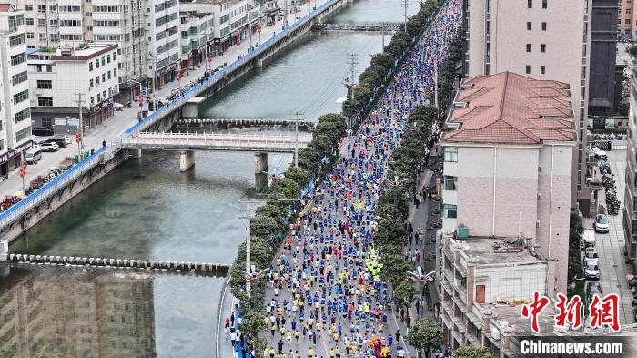 2025镇安马拉松赛开跑 赛道串联山水田园风光