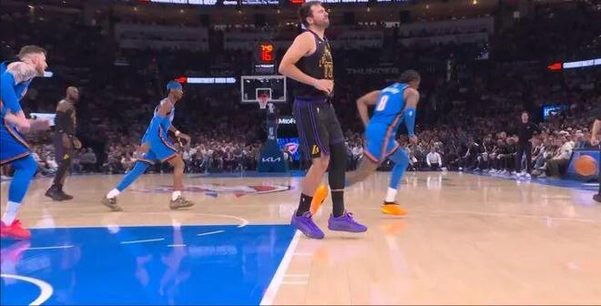 东契奇无对抗伤退湖人战术引争议