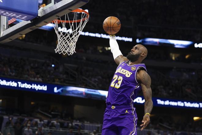 詹姆斯41岁创历史三双纪录 轻取奇才追平贾巴尔