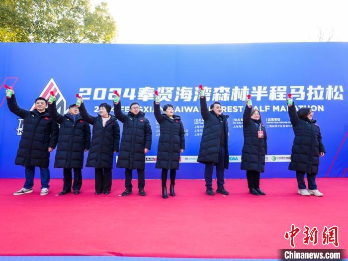 近4000跑者齐聚海湾 共迎2024新年马拉松